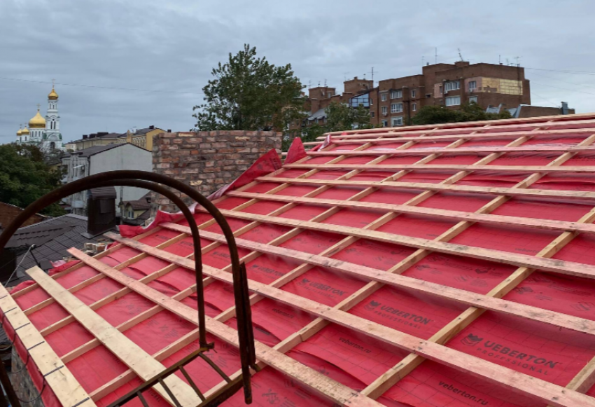 Пострадавшую от БПЛА крышу дома на Московской отремонтируют до 30 октября