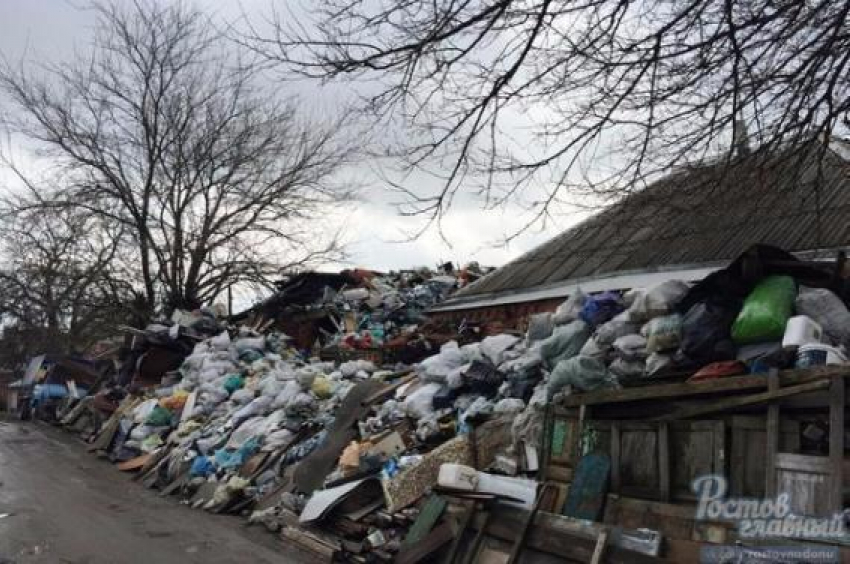 Под 60 тоннами мусора в  своем дворе мужчина потерял трактор