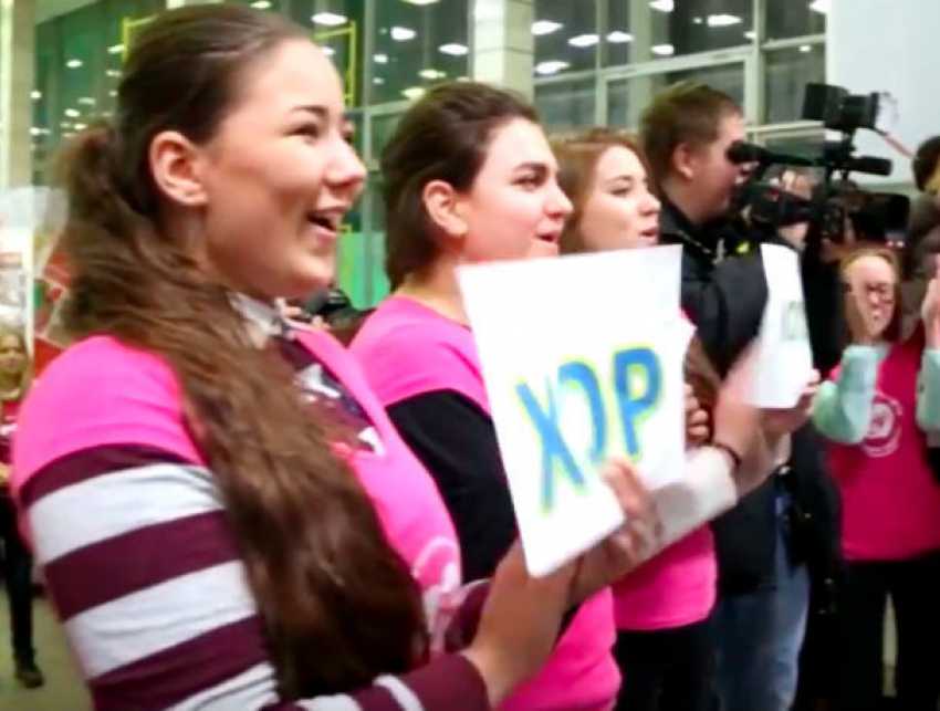 Знаменитый флешмоб в ростовском аэропорту студентов и «Хора Турецкого» сняли на видео