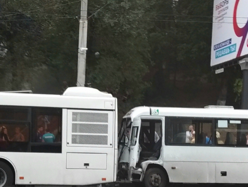 Маршрутка влетела в автобус на Стачки в Ростове, пострадали люди