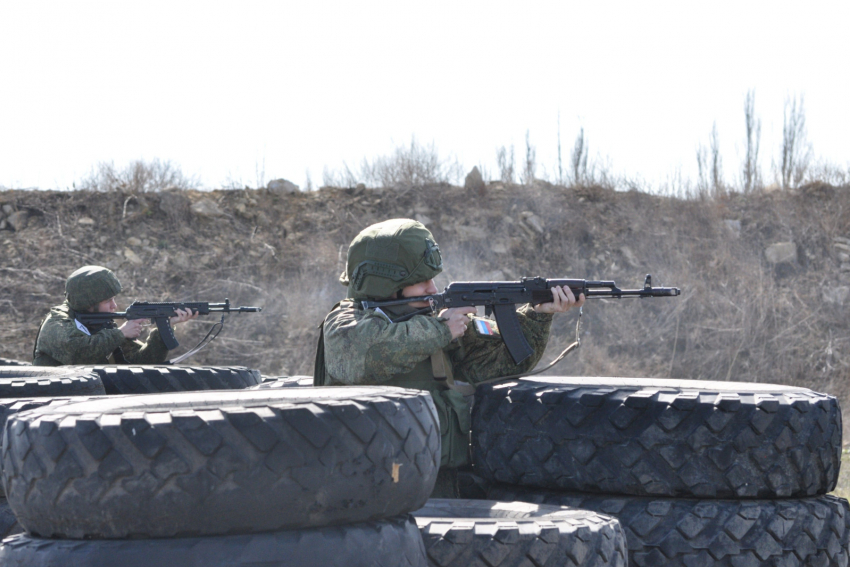 Контрактники отрабатывают навыки ведения штурмовых действий с инструкторами