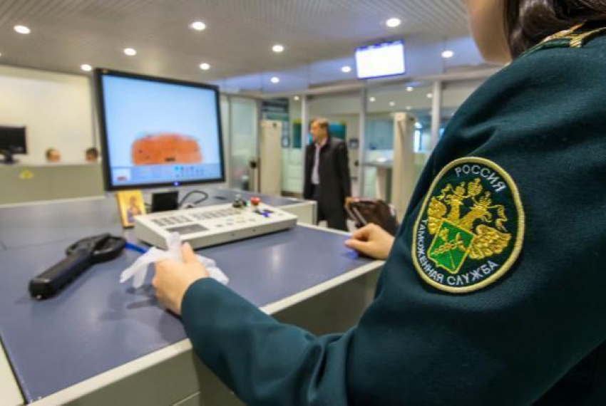 Через границу Ростовской области гражданин Украины пытался незаконно провезти почти 1,5 млн рублей