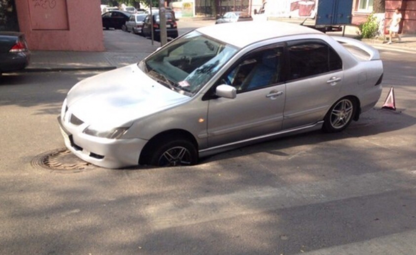 В центре Ростова Mitsubishi Lancer провалился в дорожную яму