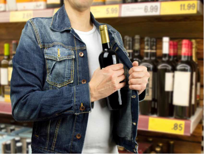 Пару бутылок алкоголя и мобильник продавца вынес запоздалый покупатель из магазина Ростова