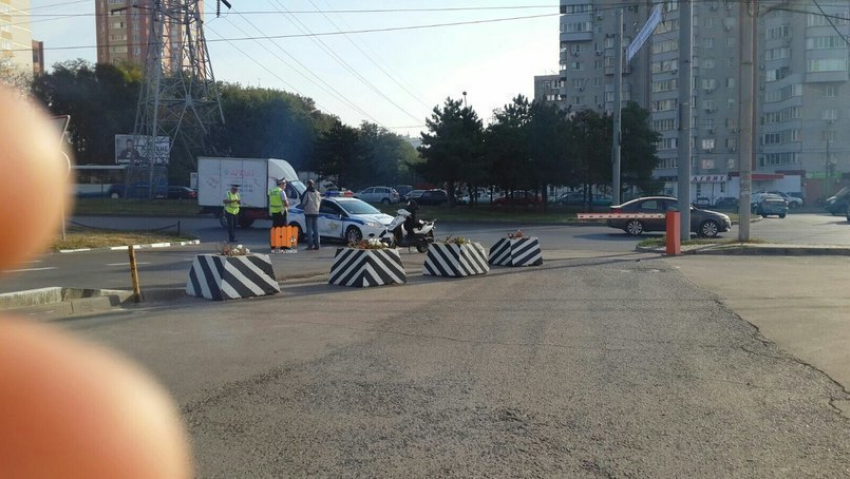 В Ростове полицейские сбили скутериста