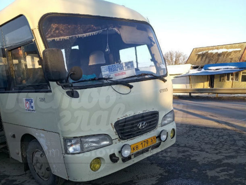 Сидеть молча и покупать билеты мимо кассы требует обнаглевший водитель маршрутки в Ростов