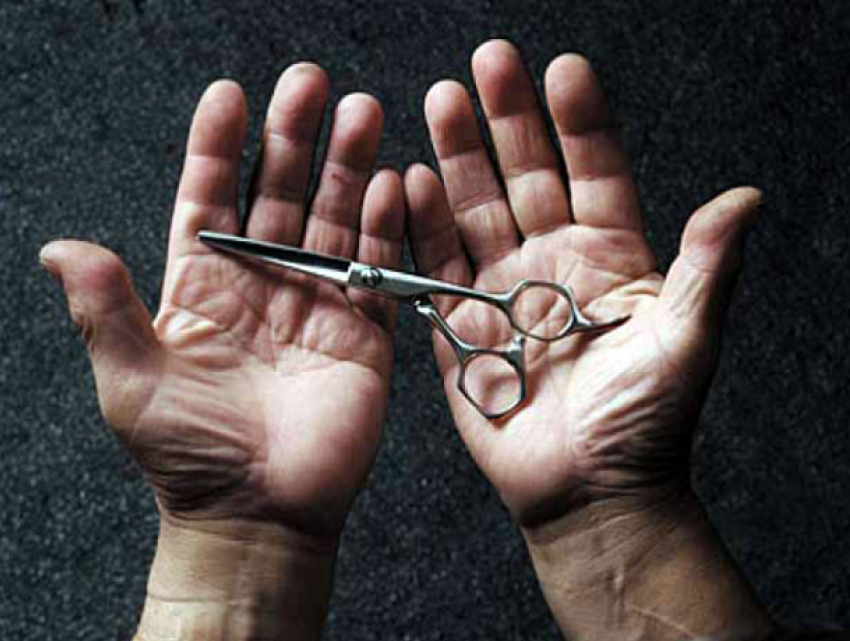 Невменяемый мужчина попытался зарезать маникюрными ножницами прихожанина храма в Ростове