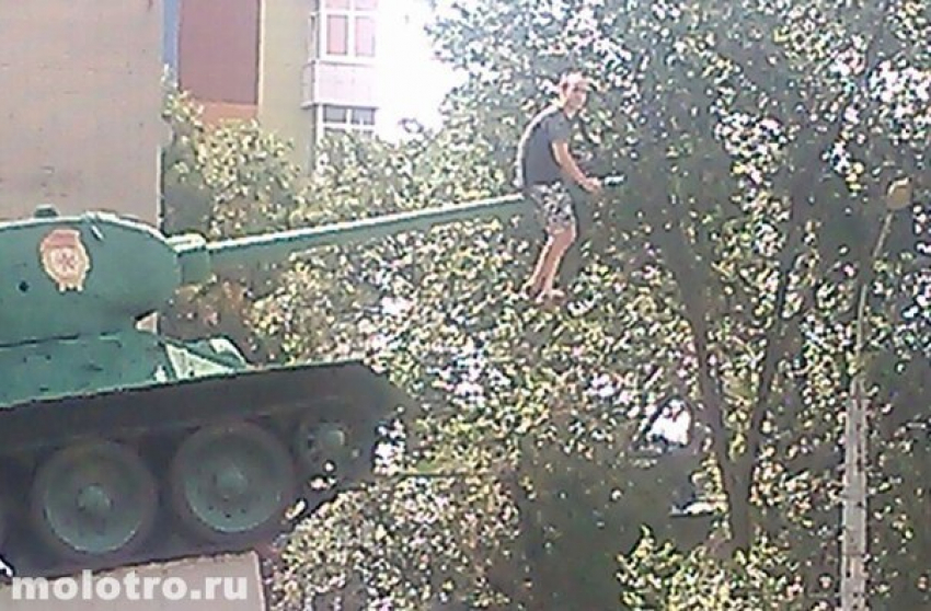 В Ростове мужчина оседлал ствол танка на Гвардейской площади и угрожал повеситься