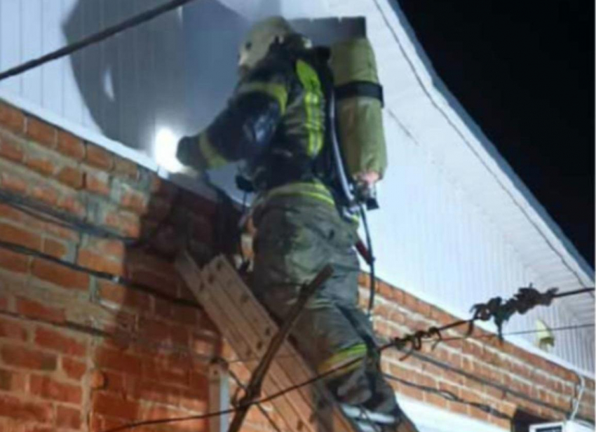 Сотрудники МЧС спасли семью при пожаре в частном доме в Ростовской области