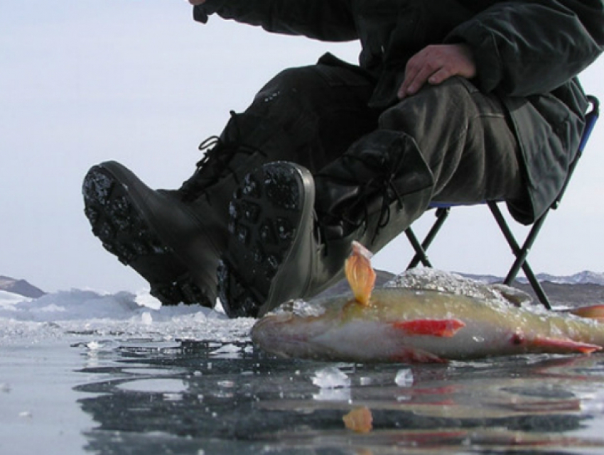 Умирающего рыбака пять километров тащили по льду водохранилища в Ростовской области