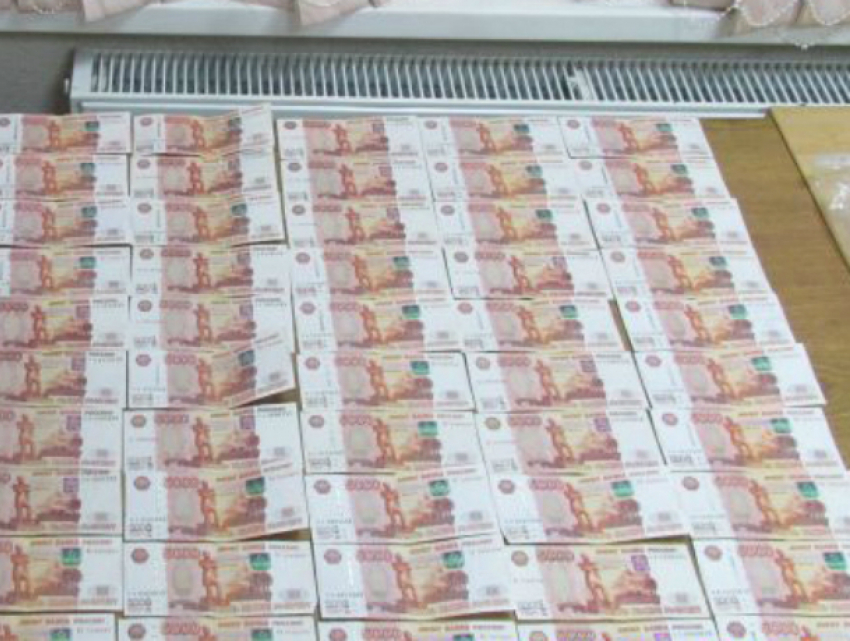 На границе в Ростовской области поймали украинца с миллионом рублей в сумке
