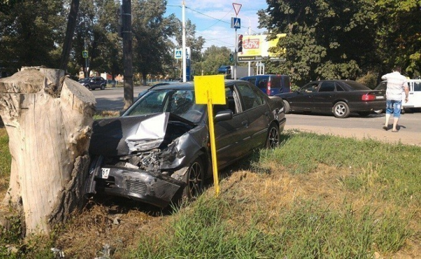 В Новочеркасске «Ниссан» протаранил «семерку» и дерево