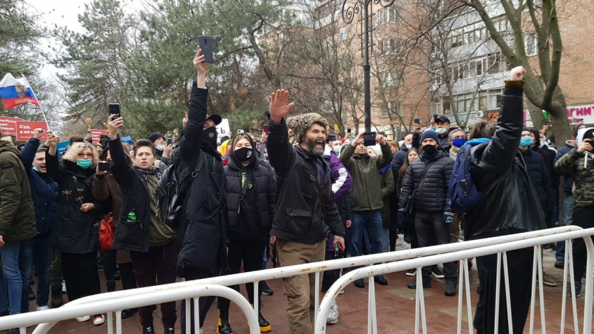 «Позор, позор»: митингующие устроили шествие по центру Ростова