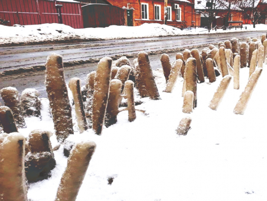 «Ледяные столбы на окраинах дорог» стали новой достопримечательностью Ростова