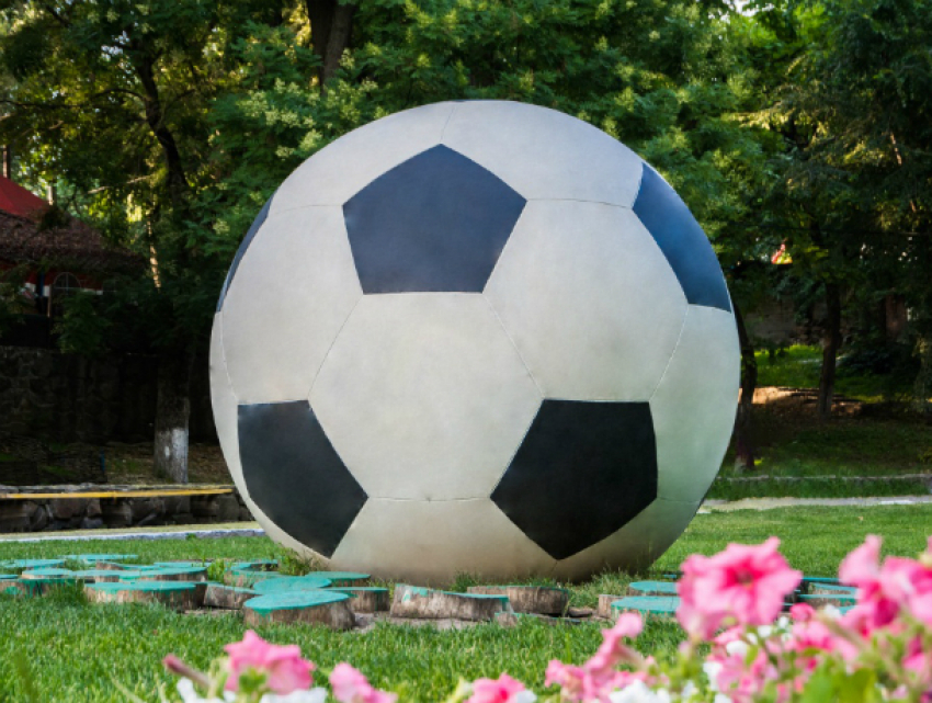 Футбольная символика появится по всему культурному центру Ростова