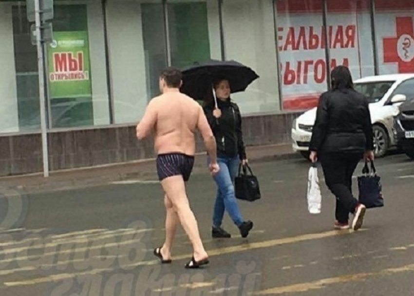 Обнаженный «любовник» в шлепанцах устроил удивившую жителей Ростова вылазку под дождем
