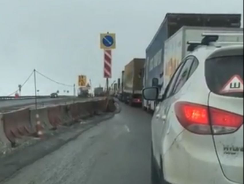 Затеявшие ремонт среди белого дня дорожники выбесили стоящих в пробке автомобилистов под Ростовом