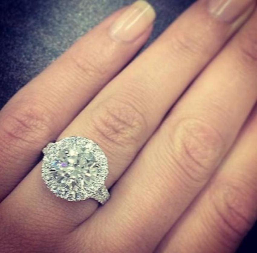 Кольцо с бриллиантами стоимостью 82 тысячи рублей мужчина украл у дончанки