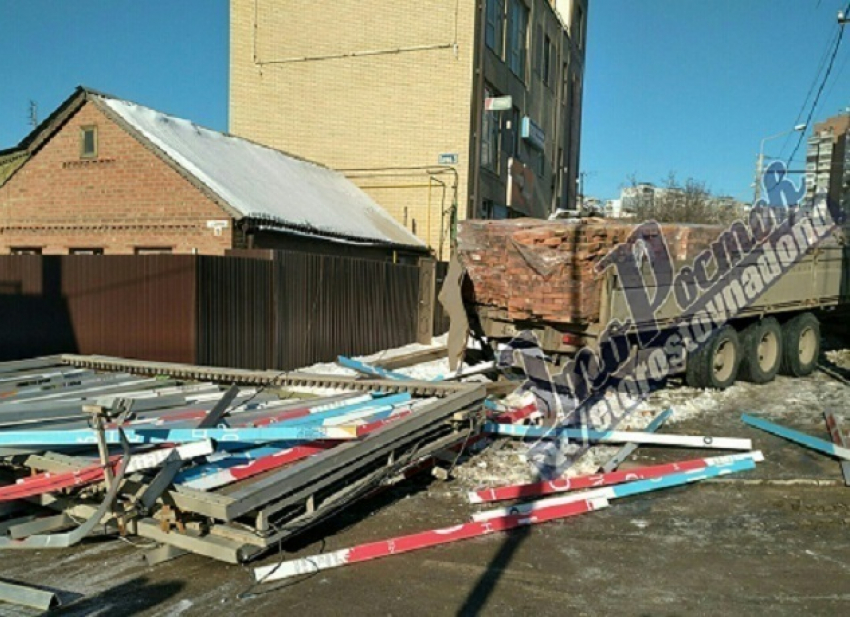 Фура с кирпичом сползла по льду и уничтожила щит в Ростове
