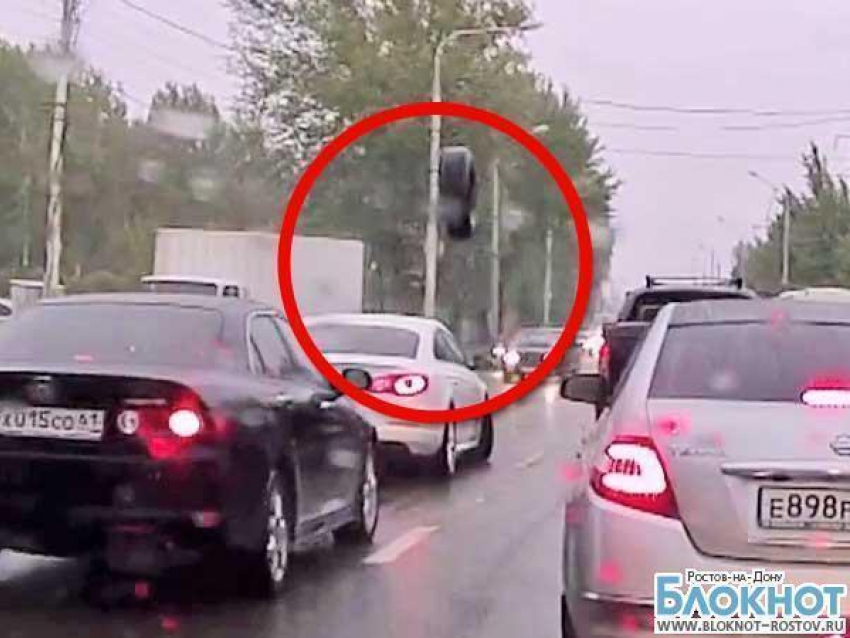  В Ростове в лобовое стекло движущегося автомобиля прилетело колесо от большегруза 