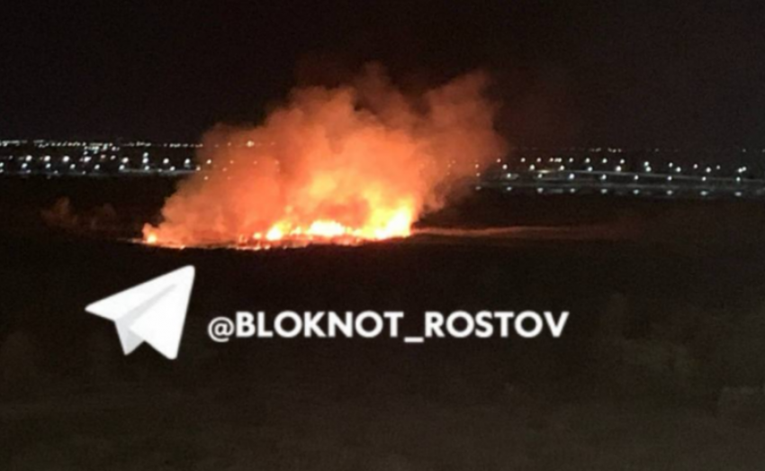 Крупное возгорание сухой травы возле стадиона тушили ночью в Ростове