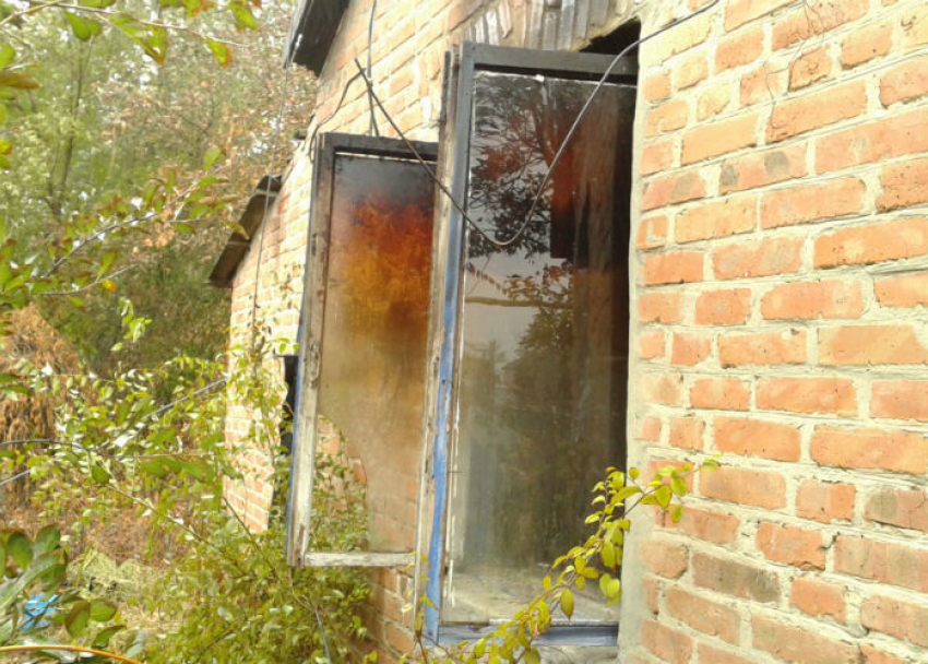 Мужчина отравился продуктами горения в собственном доме в Веселовском районе