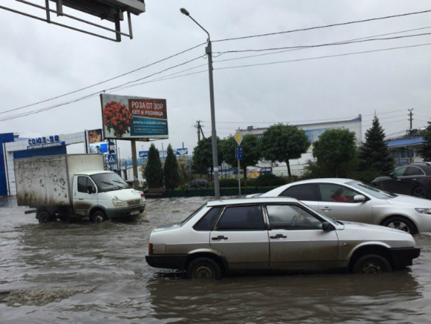 Катастрофой обернулся дождь для ростовских автолюбителей на улице Можайской