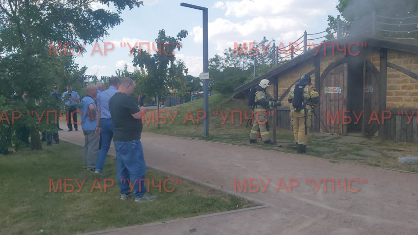 В ростовском парке «Мега» загорелась хижина хоббита