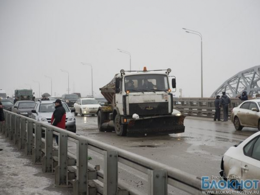 Автомобили в Ростове столкнулись из-за гололедицы, после ДТП дорогу обработали реагентами 