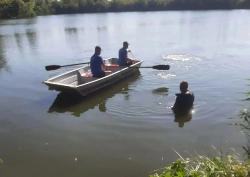 В Цимлянске водолазы готовились искать мужчину под водой, а он оказался жив и стоял у дороги