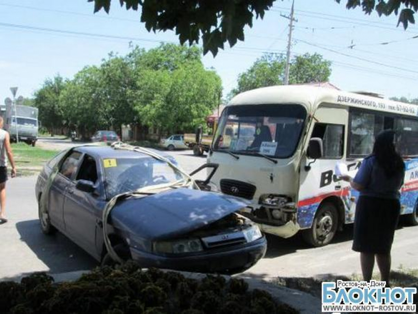 В Таганроге ВАЗ-2112 столкнулся с маршруткой: травмированы 5 человек