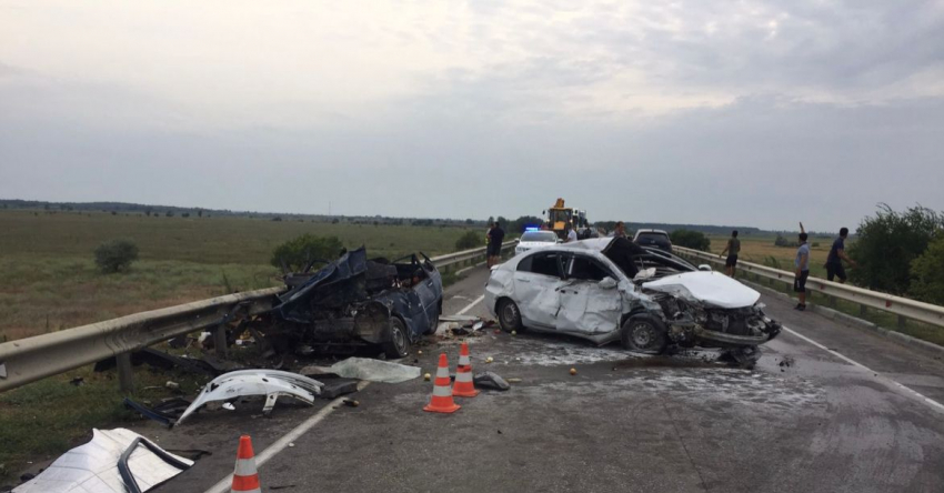 Два водителя погибли в аварии на трассе в Семикаракорском районе
