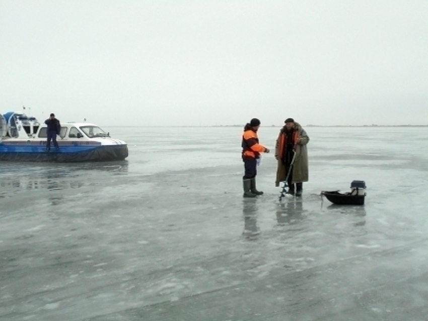 Два рыбака провалились под лед в Ростовской области