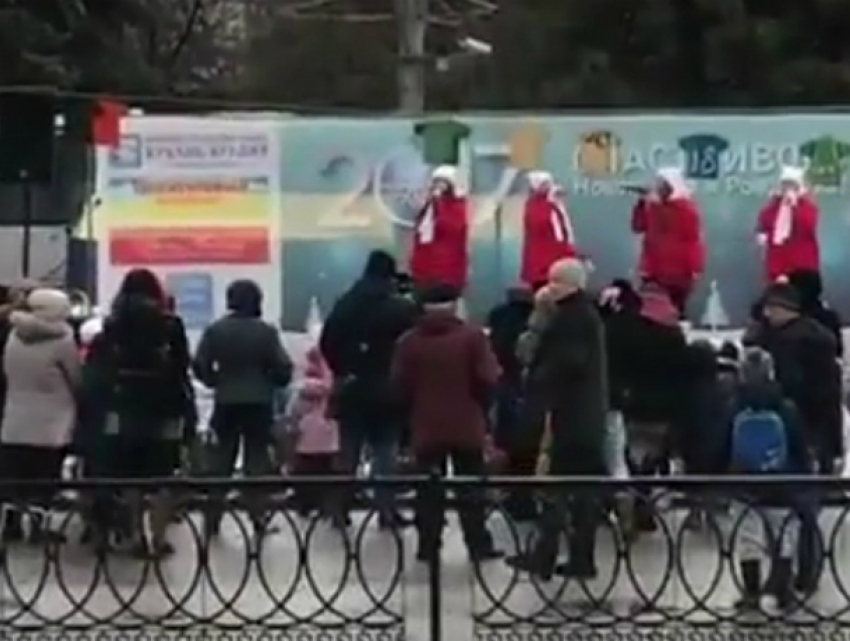 Массовые новогодние гулянья под дождем в Ростове-на-Дону попали на видео