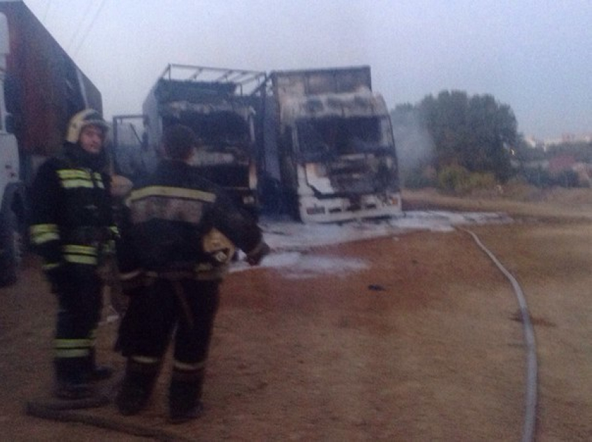 В Ростове в результате взрыва сгорели две фуры