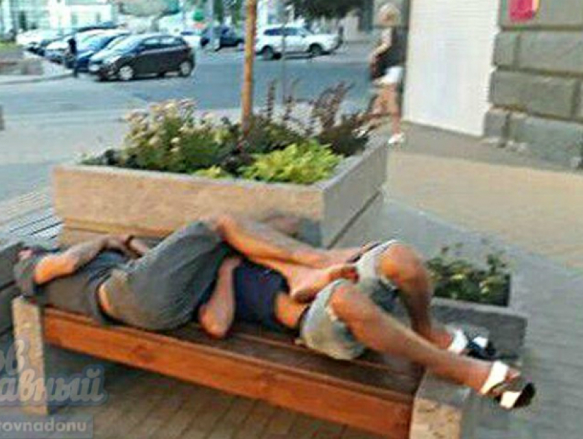 Уснувших в эротичной позе на лавочке в центре Ростова мужчин пожалели горожане