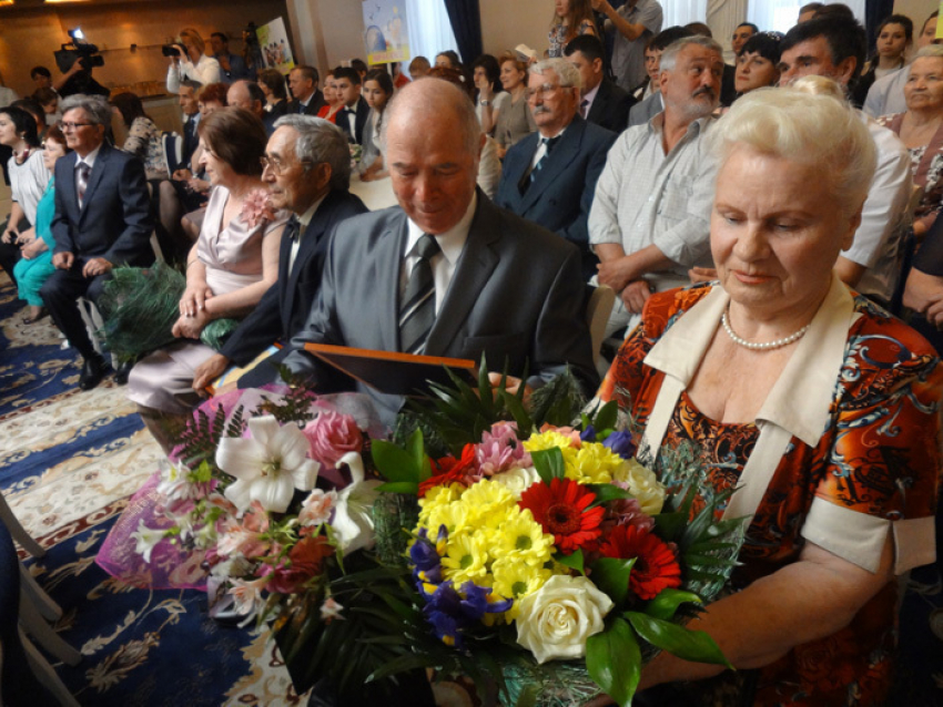 Губернаторский знак «Во благо семьи и общества» получат еще 50 донских супружеских пар
