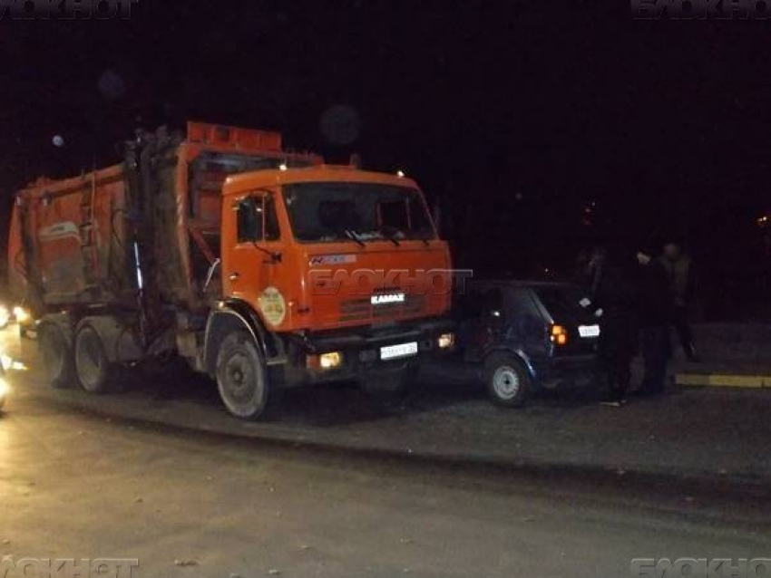 ДТП с мусоровозом в Новочеркасске попало на видео