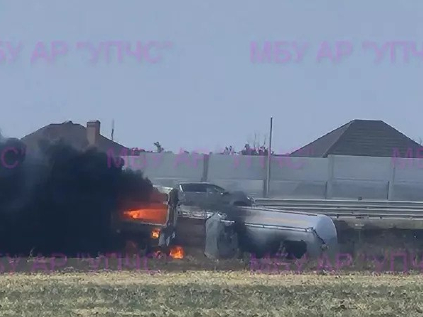 На Северном обходе легковушка столкнулась с газовозом — женщину зажало в салоне после пожара