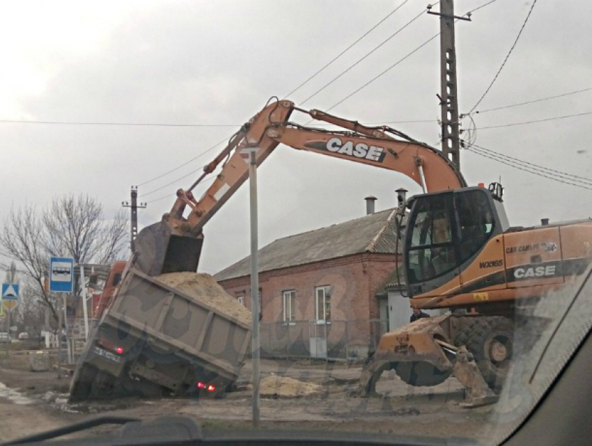 Ушедший по колеса в дорогу КамАЗ с песком удивил автомобилистов в Ростовской области