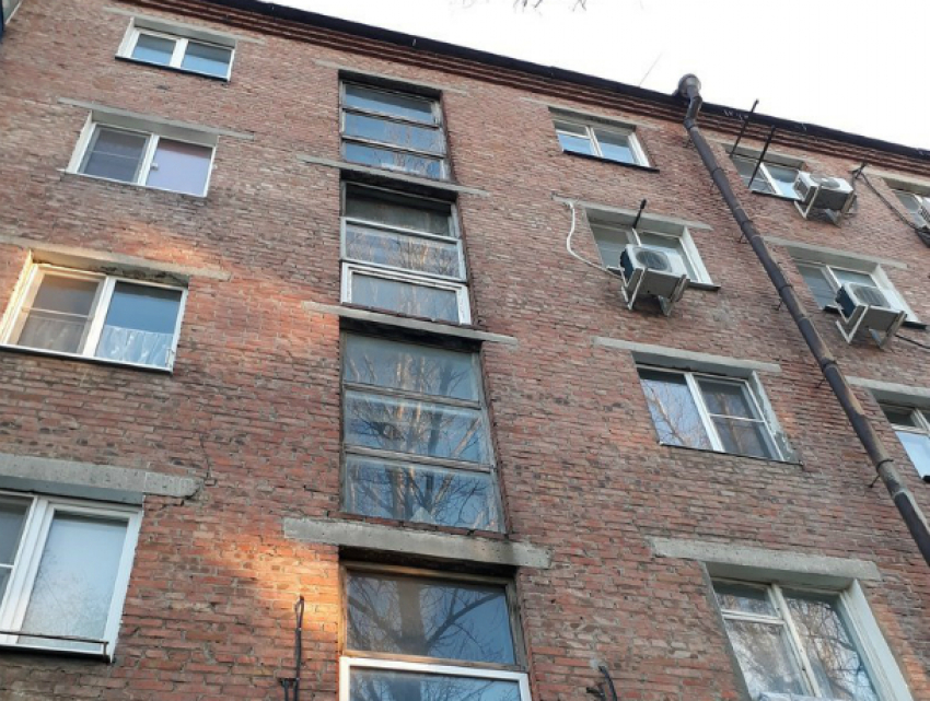 Трухлявое окно обвалилось с четвертого этажа подъезда многоэтажки на головы прохожим в Ростове