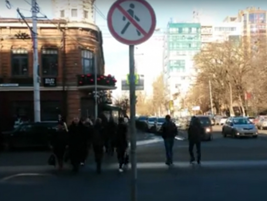 Блогер рассказал об «идиотско-опасном» перекрестке в центре Ростова 