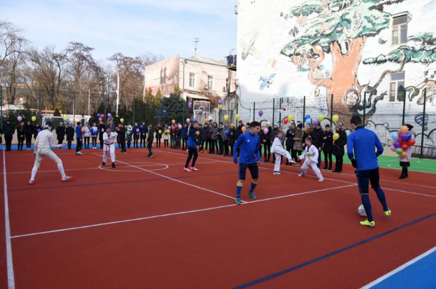 Власти Ростова опровергли информацию о продаже школьной спортплощадки