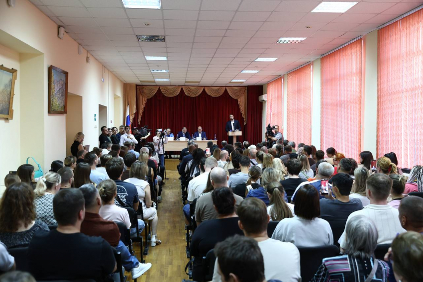 Глава Ростова провел встречу с жильцами дома в Пролетарском районе, пострадавшего от атаки БПЛА