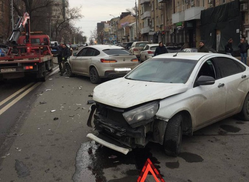 В Ростове произошло массовое ДТП с пятью автомобилями