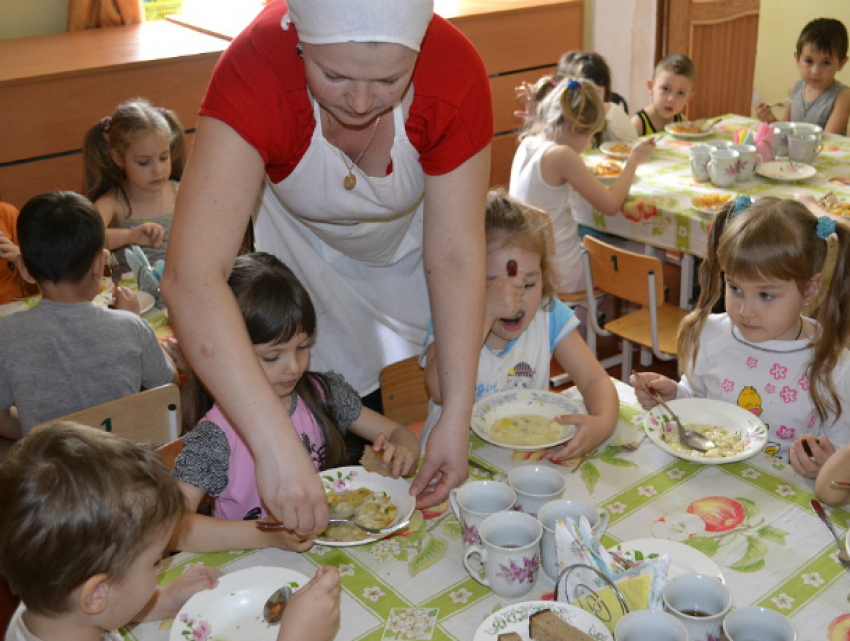 Подозрительными яйцами кормили детсадовцев в Ростовской области