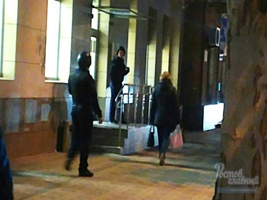 В Ростове срочно была оцеплена территория вокруг Сбербанка в центре города