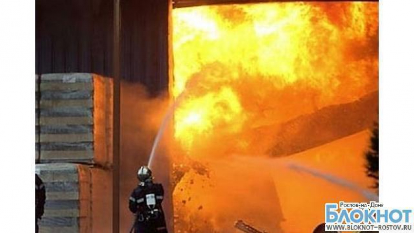 В Ростове-на-Дону горит склад с пластиком