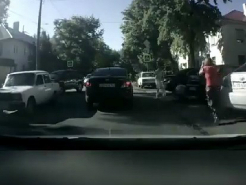 Жесткий наезд иномарки на перебегавшую дорогу у «зебры» девочку под Ростовом попал на видео