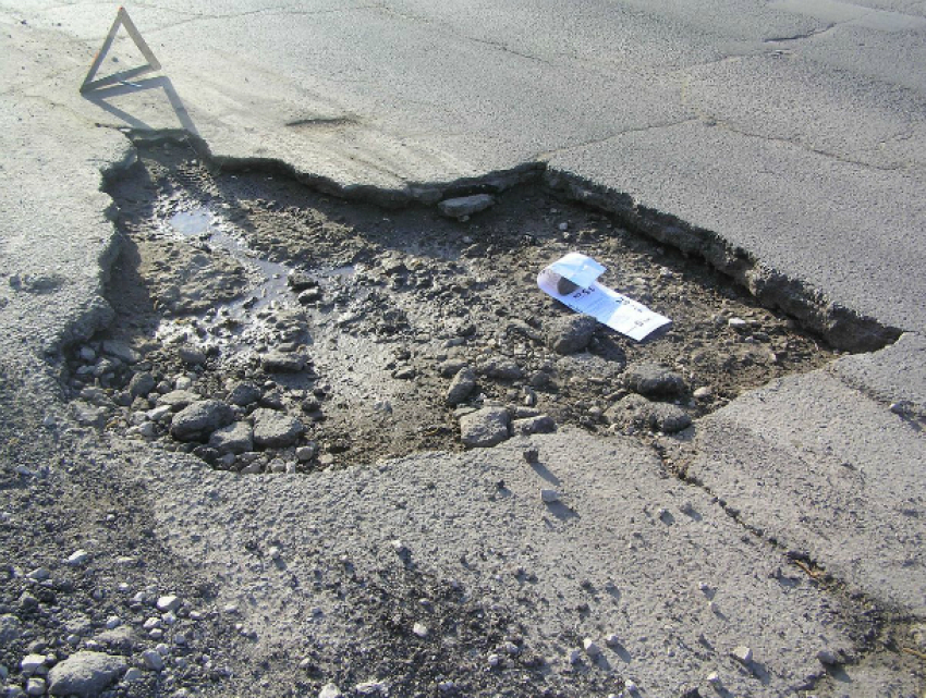 Аварийную дорогу Ростова, на которой автомобили теряют колеса, потребовал отремонтировать губернатор